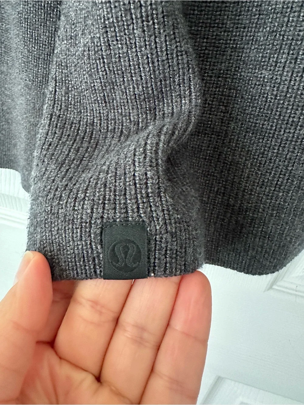 Lululemon Merino Wool-Blend Ribbed Crewneck Sweater Slits Women's Size 8 EUC - Picture 4 of 4